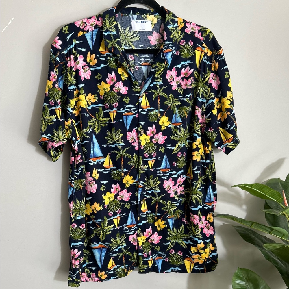 Old Navy Men’s button up Hawaiian print shirt